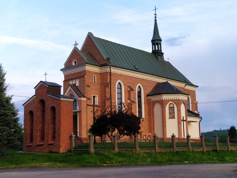 File:Budynek kościoła w m. Będziemyśl.jpg