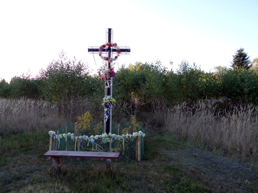 File:Mostki - krzyż przydrożny