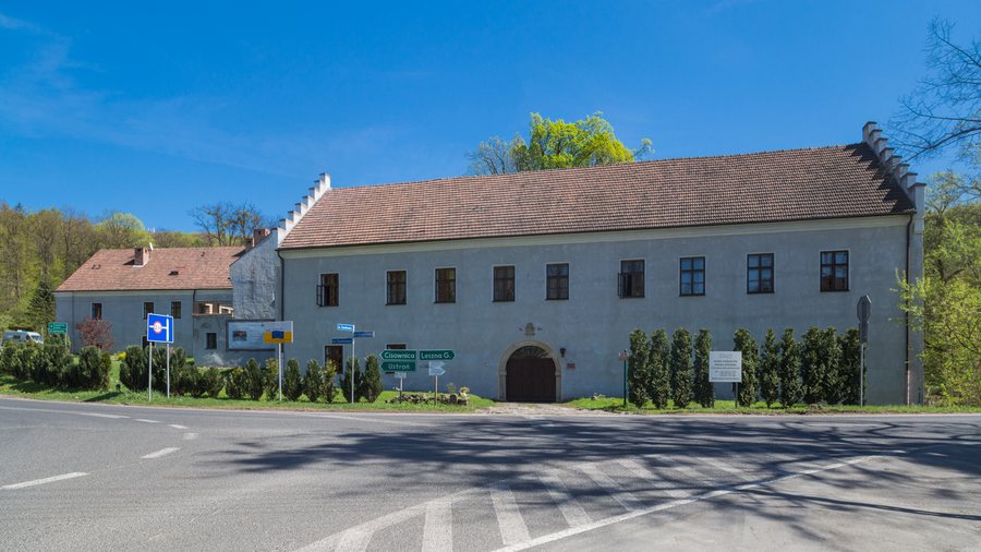 File:2018 Powiat cieszyński, Dzięgielów, Zamek-dwór obronny 03.jpg