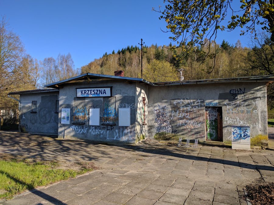 File:Krzeszna railway station.jpg