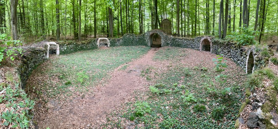 Ruiny Elizjum w parku przypałacowym, Pokój, woj. opolskie