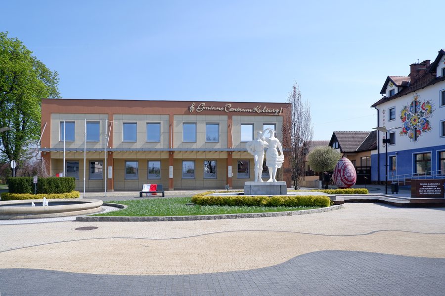 Gogolin, Gminne Centrum Kultury, pomnik Karolinki i Karlika 01.jpg