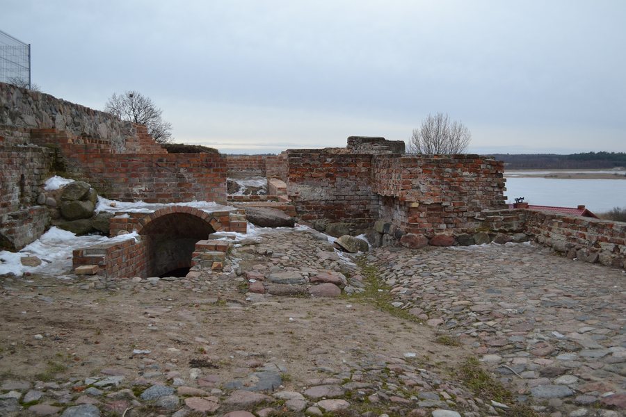 File:Ruiny Zamku Biskupów Pomezańskich.JPG