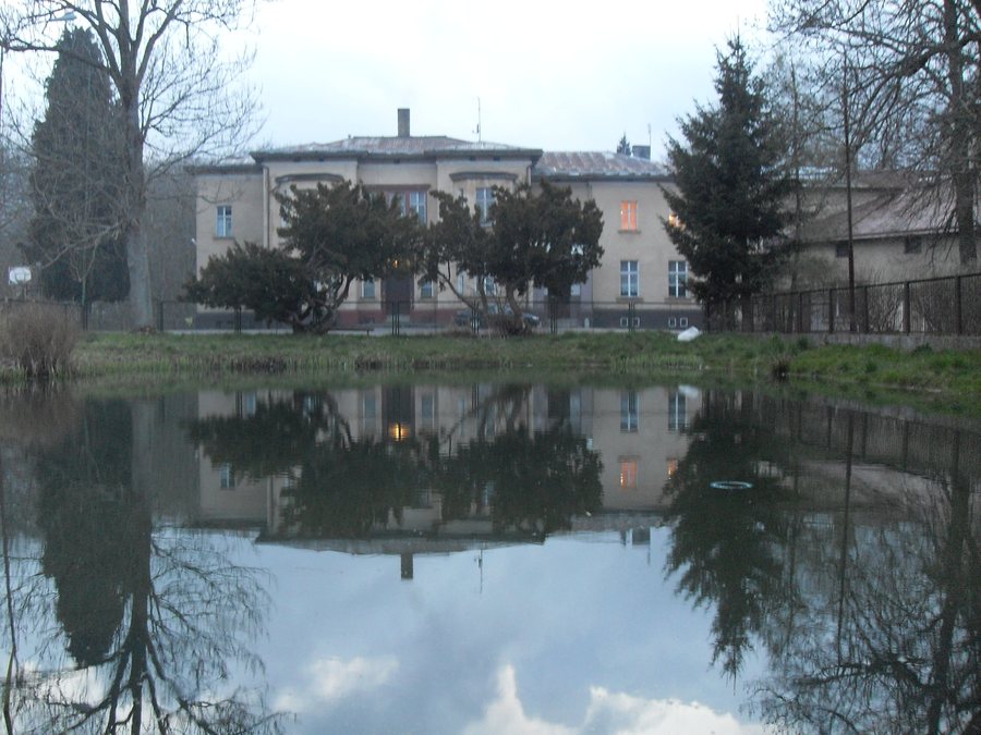 File:Paprotno, dwór nad stawem (Gesamtansicht Gut Parpart).jpg