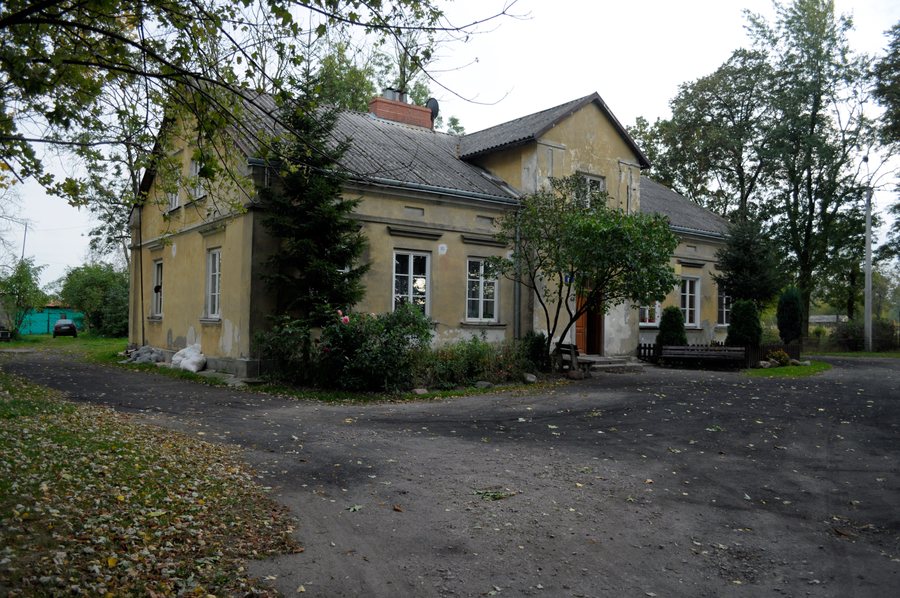 File:Lesznowola - dwór - ZJ001.jpg