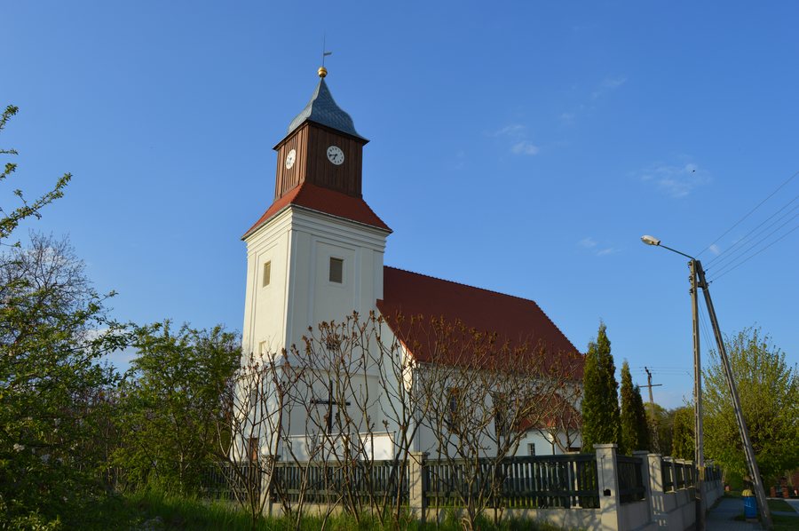 File:Kościół Mierzęcin.JPG