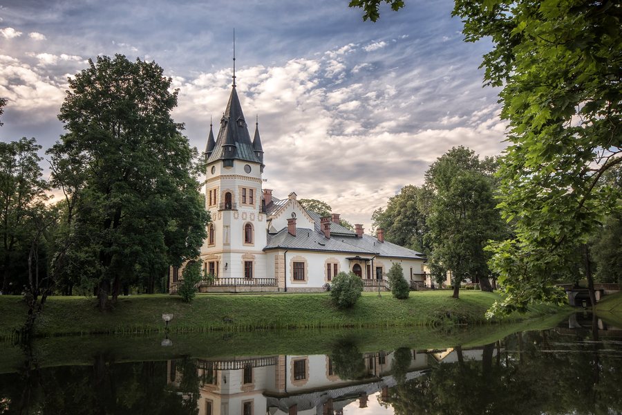 File:SM Olszanica Pałac 2020 (2).jpg