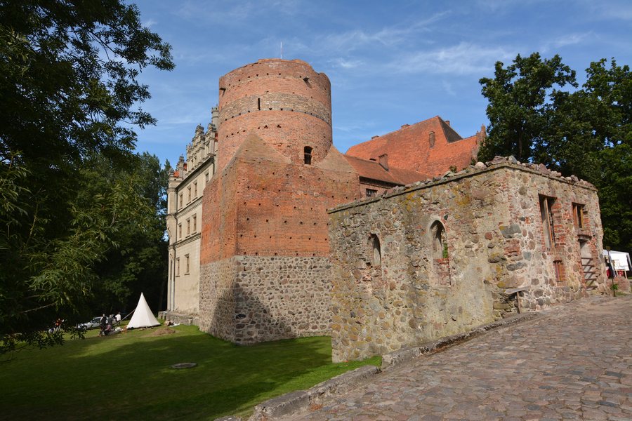 File:Pezino zamek (02).jpg