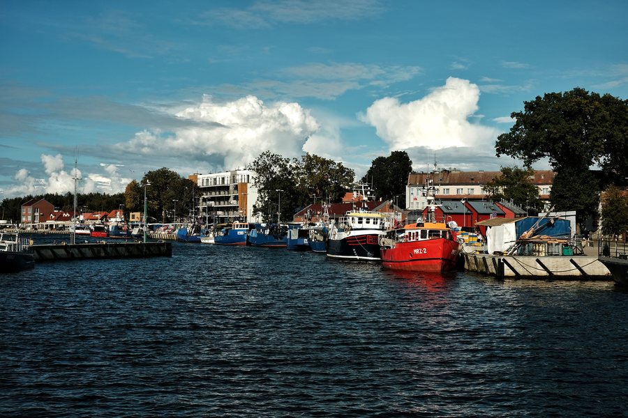 File:Mrzeżyno Fischereihafen.jpg