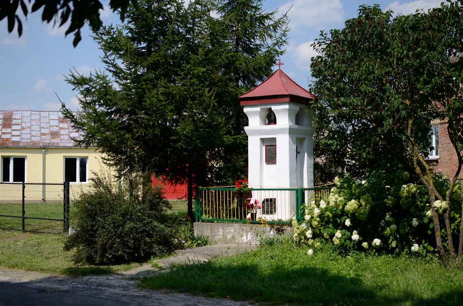 File:Chomęciska Duże - kapliczka (02).jpg