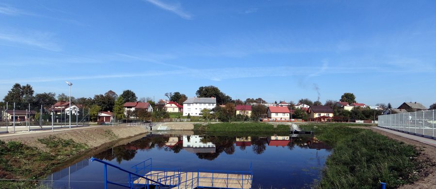 Ulanów - zbiornik wodny i budynki przy ul. Podwale - panorama