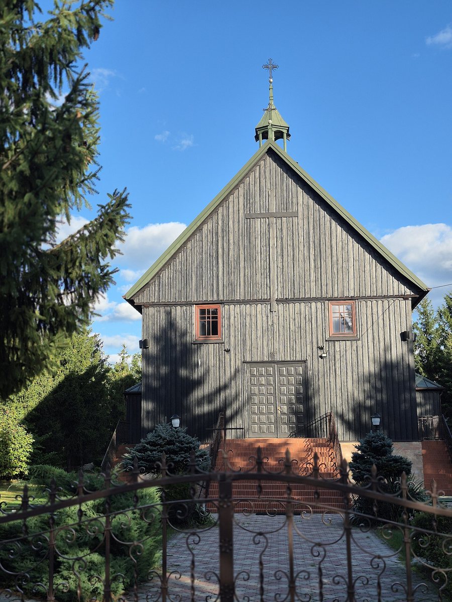 File:Drewniany Kościół Parafia Matki Bożej Nieustającej Pomocy w Lelisie.jpg