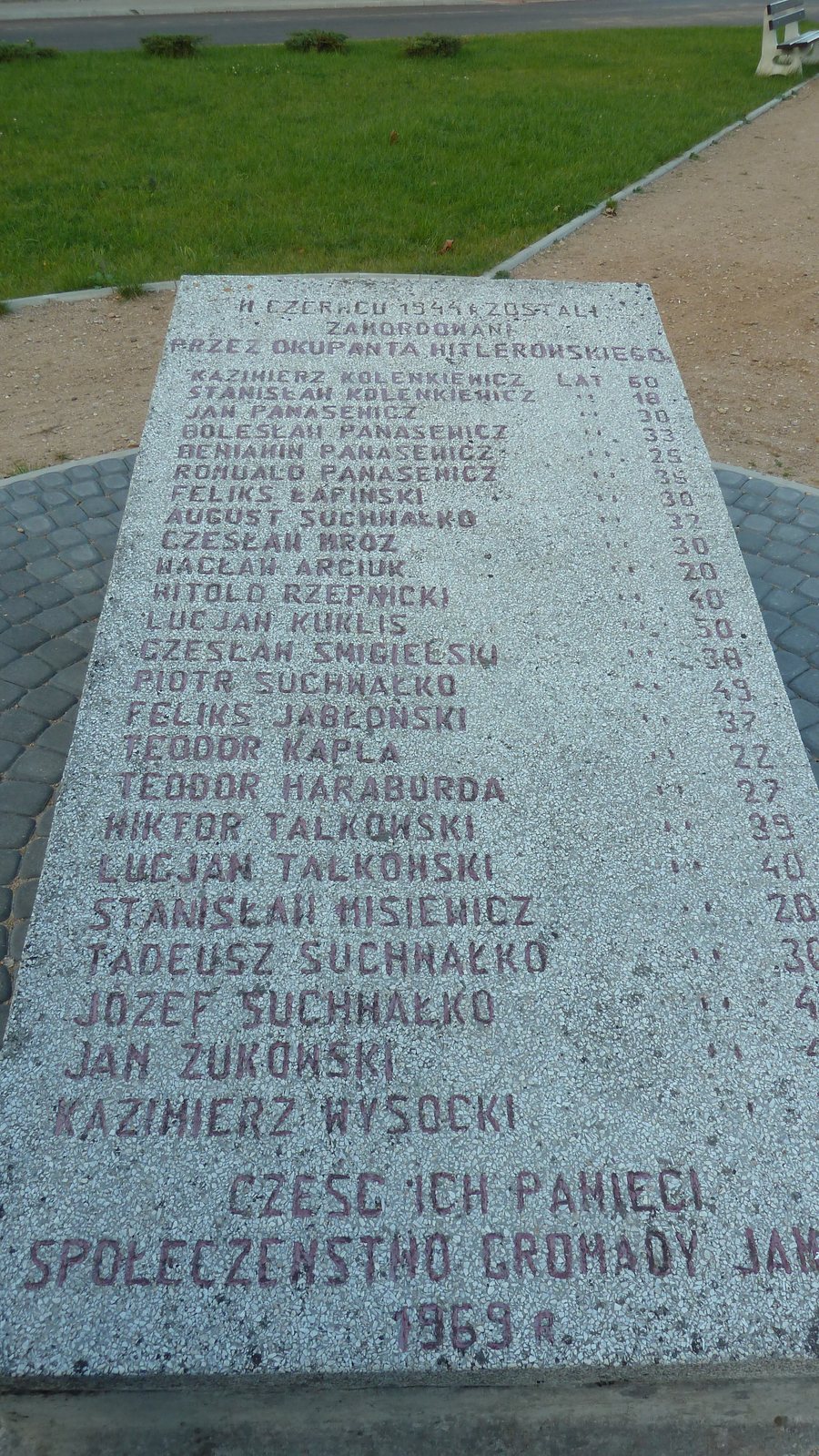 File:Jaminy pomnik.jpg