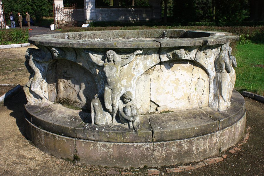 Milicz Palace ensemble and Baroque fountain