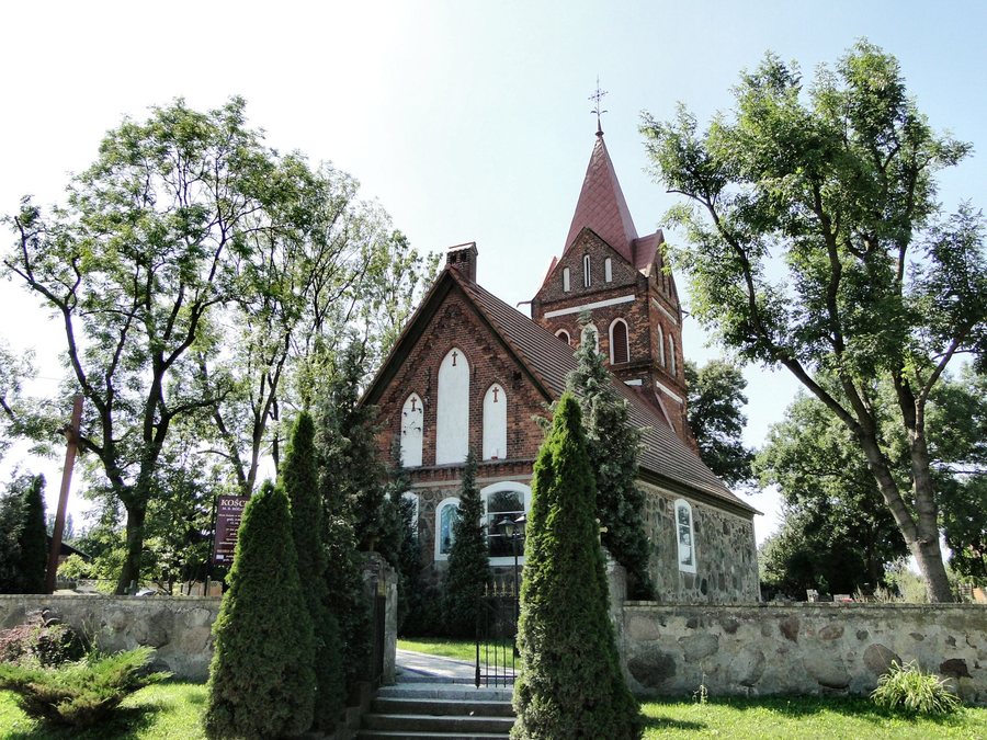 Bezrzecze (powiat policki) - kościół pw. Maryi Królowej Różańca Świętego