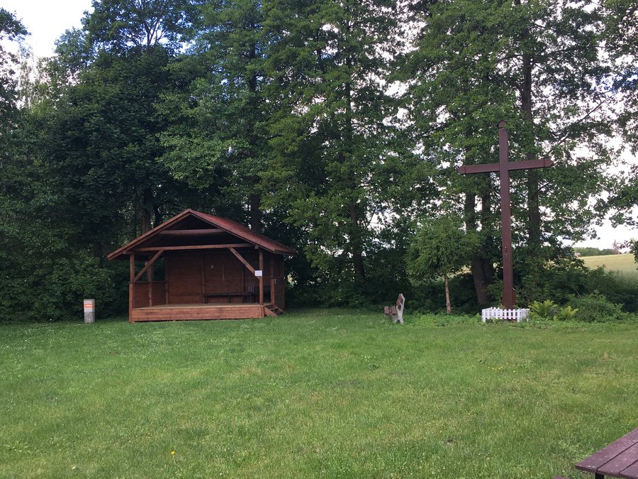 File:Scena i krzyż w Szteklinie.jpg