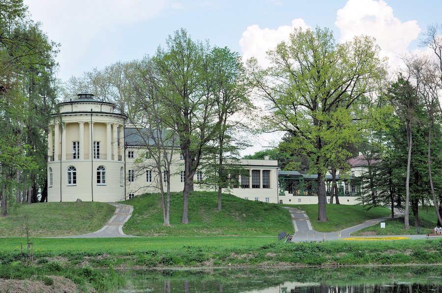 File:PL - Zarzecze - pałac - 2012-05-02--12-58-11-08.jpg