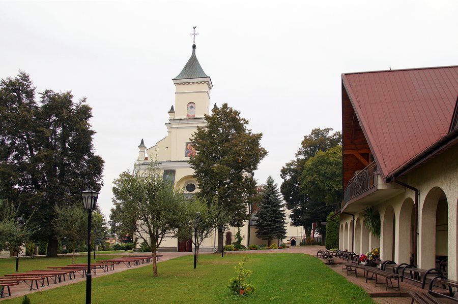 File:Kośćiół Bełżyce.jpg