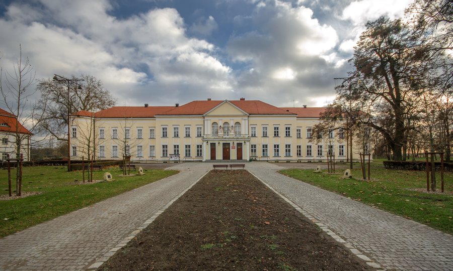 File:SM Brzeg Dolny pałac ID 598392(0).jpg