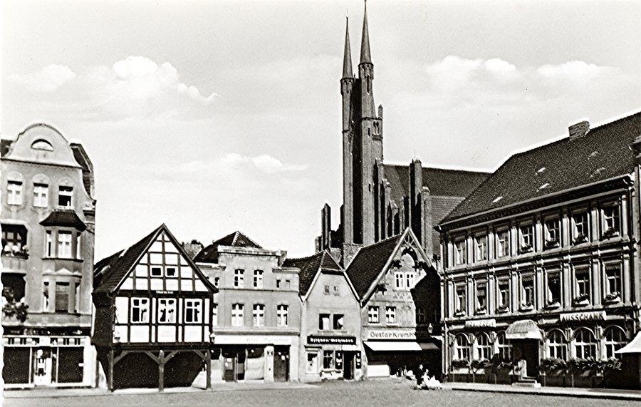 File:Schwiebus Markt und Michaelskirche.jpg