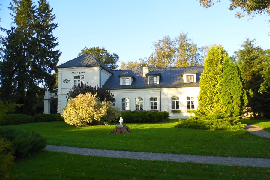 File:Dwór w Zabużu - widok ogólny.JPG