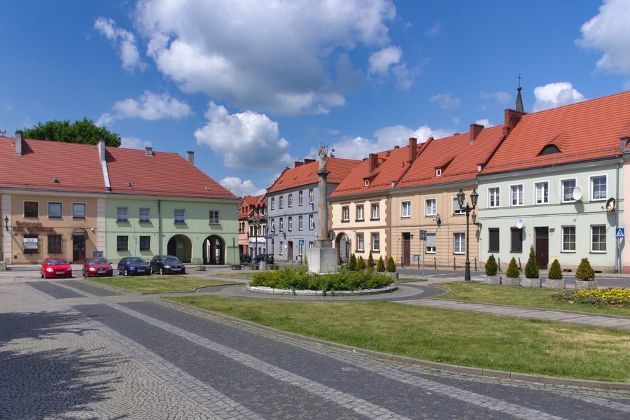 File:Pyskowice Rynek NW 2022.jpg
