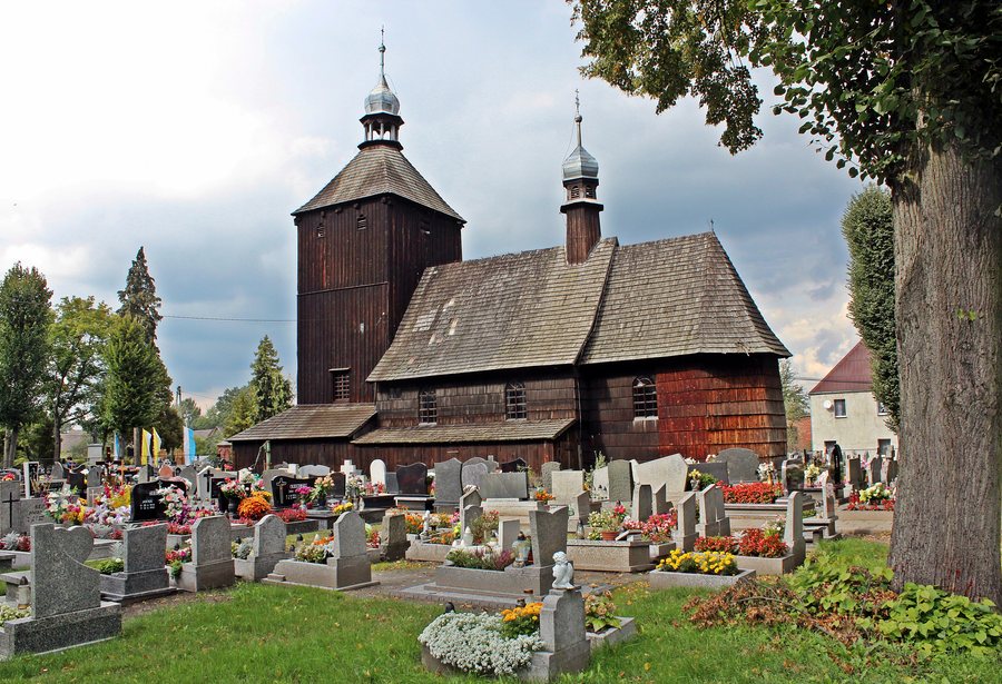 File:Kościół cmentarny z 1697 roku w Borkach Wielkich.JPG