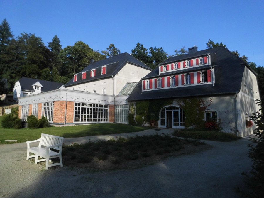 Hotelgebäude in grüner Umgebung